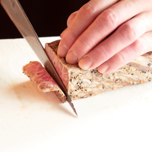 【黒トリュフ塩付き】A5ランク黒毛和牛とろ生ローストビーフ(真空冷凍、300g×2本)【お肉ソムリエのいる精肉店ABCフーズ】ギフトBOX